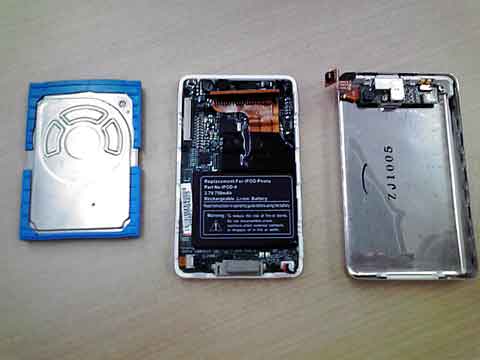 changing_ipod_battery_4.jpg